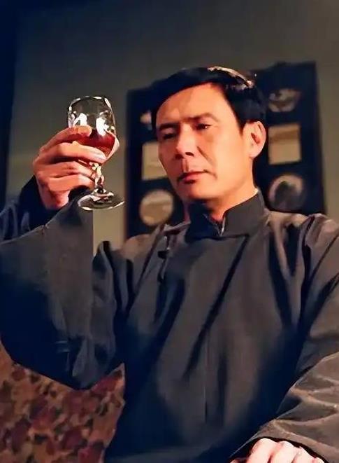 整整熬了 40 年！工厂里抡锤子的钳工，居然能站上戛纳红毯拿国际影帝？姚安濂当年