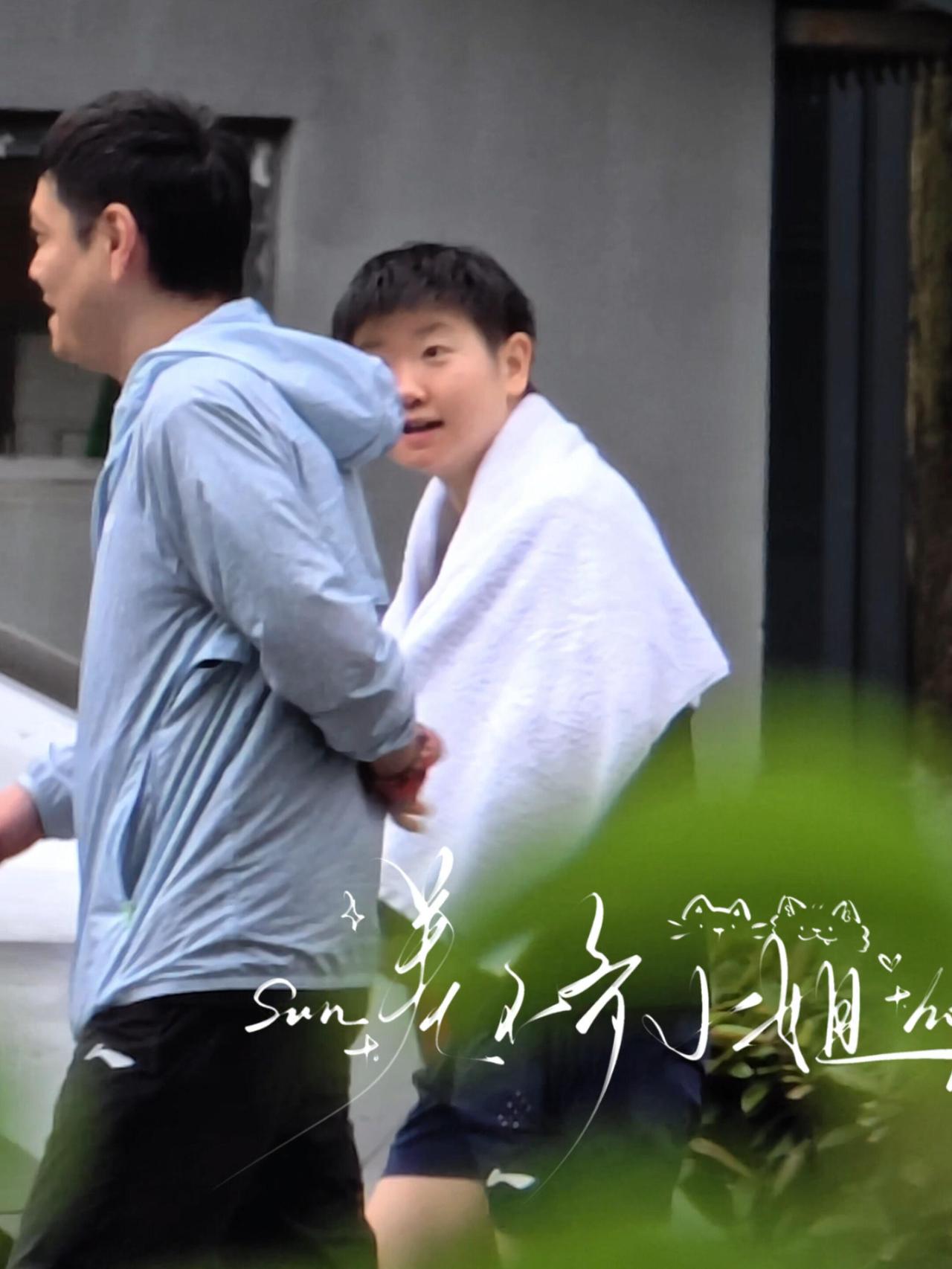 莎莎嘴巴不停下，不咽口水，别人都插不上话，真是开心果，一点不累，就是好说！
莎莎