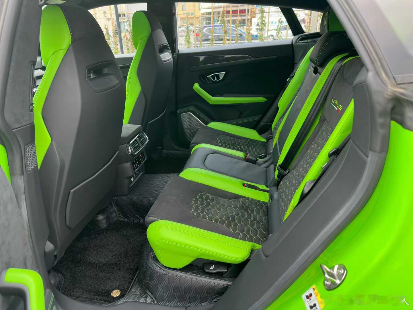 兰博基尼urus胶囊特别版，21年6月上牌，仅行驶6200公里，带车衣，选配极高