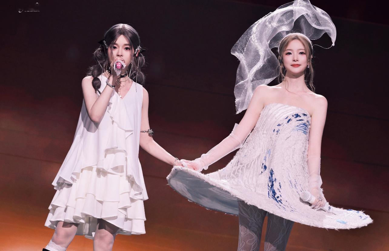 黄霄雲陈卓璇一上台就哭了两个女孩子好美，哭也好美别哭了，心疼