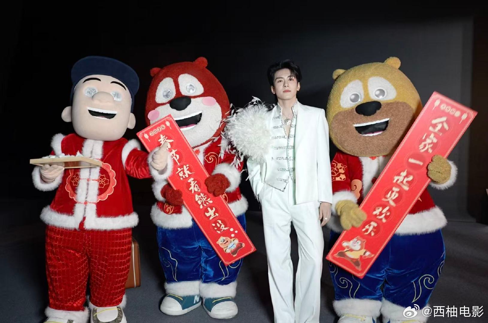 熊出没在微博之夜卖霉豆腐 谁能想到微博之夜的隐藏节目是熊大熊二卖霉豆腐！全网爆火