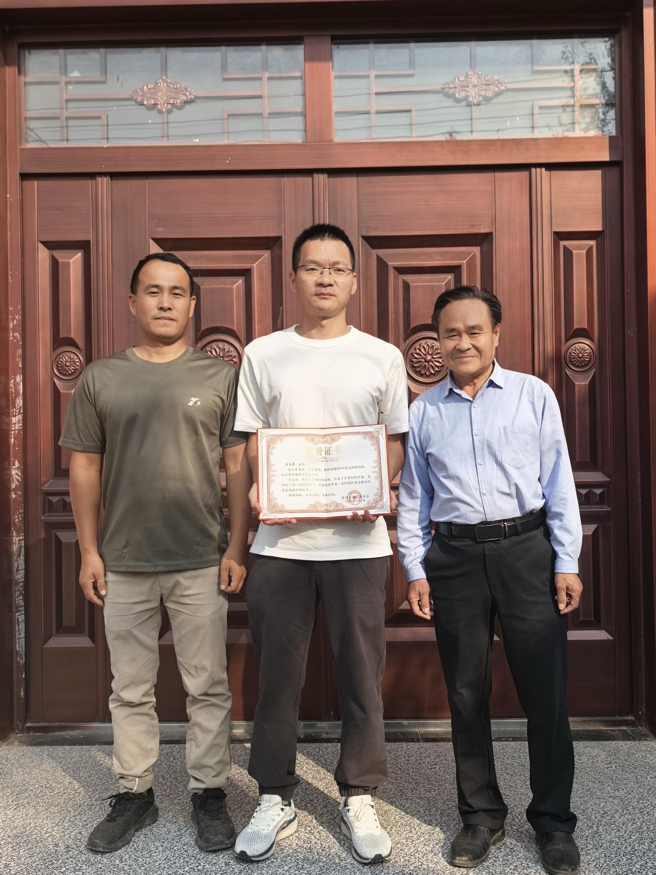 老妈体弱，接来武汉住了一段时间，今天送回老家。老家的水稻割了，晒在门口...