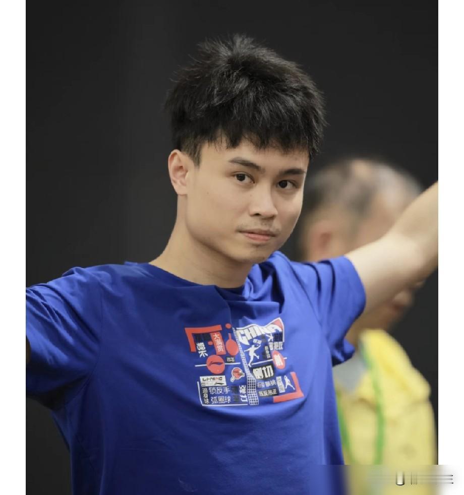 3比11，29岁的冠军，被一个17岁的小孩摁在地上摩擦。
别跟我提第一局14-