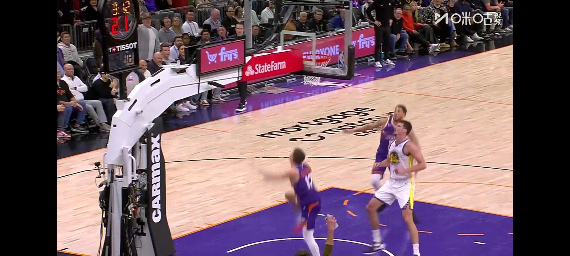 笑死了……鸡皮快攻垫步想扣，结果跳起来发现高度不够又临时调整，结果就来了个过桥上