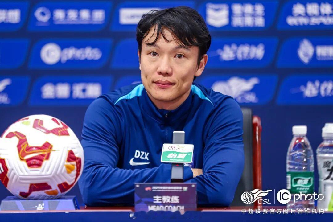 大连英博0比0武汉三镇 赛后新闻发布会武汉三镇代理主教练邓卓翔：“感谢整个团队，