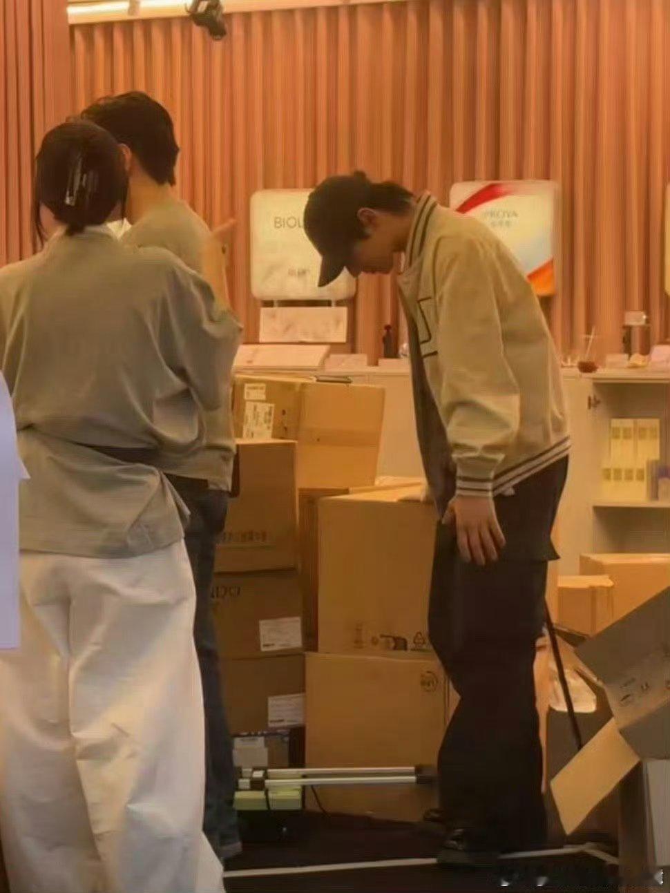 颜安巴黎饭撒主包出国也没放弃抽象啊，带着笛子舞入侵巴黎，现场的人看过瘾了吧，当面