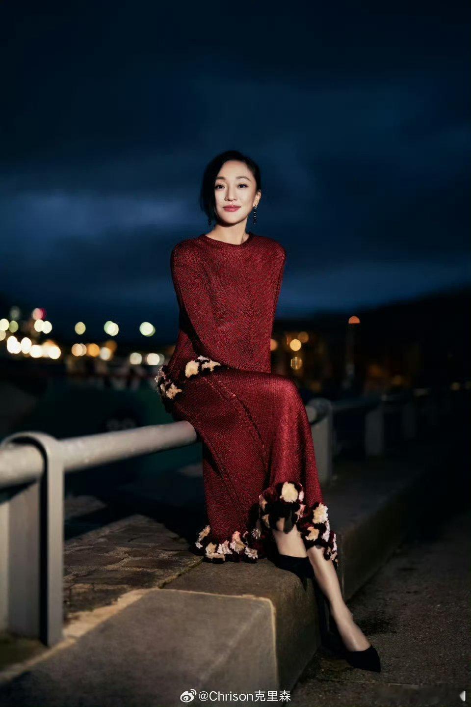 周迅气场好强啊！周迅红色山茶花套装裙周迅大花时尚表现力香奈儿大秀