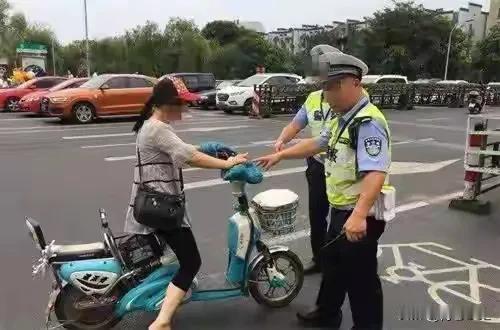 云南昆明，女子骑电动车连闯3次红灯，被交警阻拦下来，并要求缴纳50元罚款。女子自