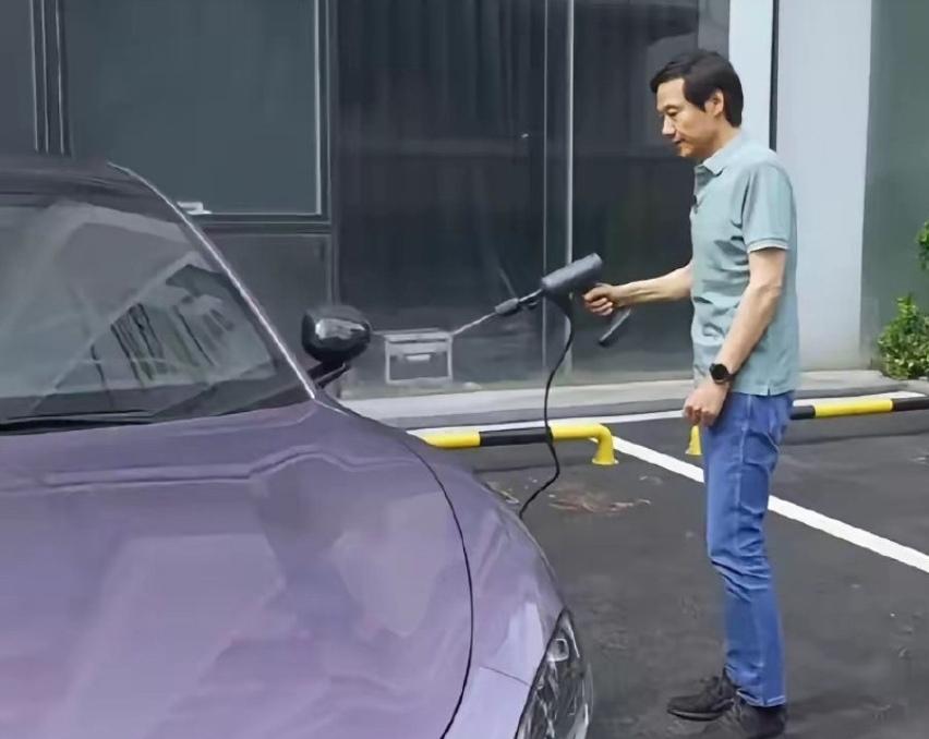 洗车水花中的多重象征：雷军的“解压”与“带货”如何搅动商业与生活方式

一则雷军