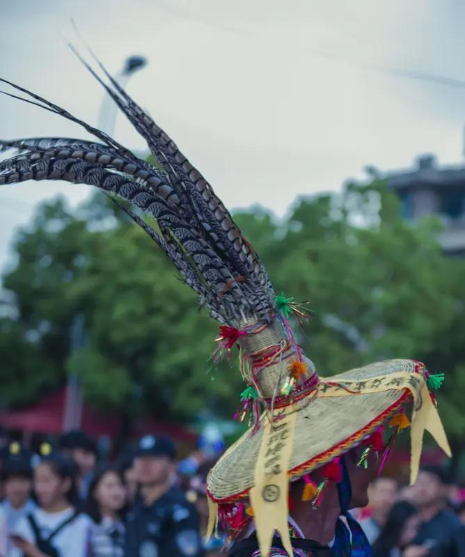 《目瑙纵歌》的旋律那叫一个绝！它充满了浓郁的民族风情，就像把你直接带到了景颇族热