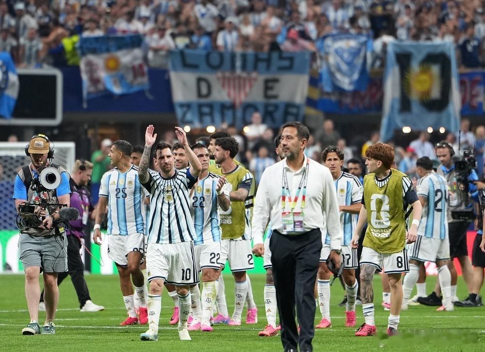 再赢2场就夺冠！350万球迷请愿将阿根廷踢出世界杯：全靠FIFA保送顺利晋级世界