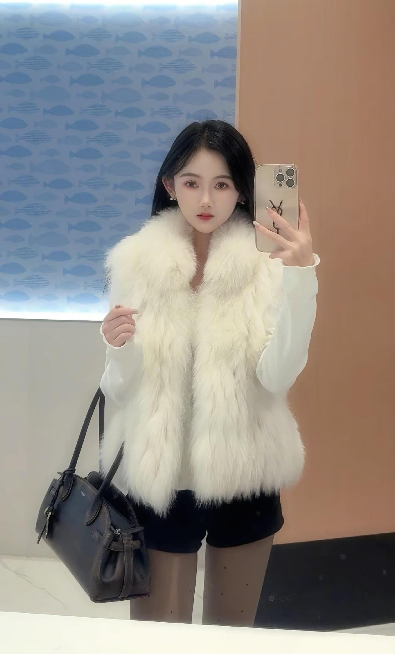 冬日穿搭指南：毛茸茸的白色外套搭配黑色短裤，时尚又保暖！🌟👗👠