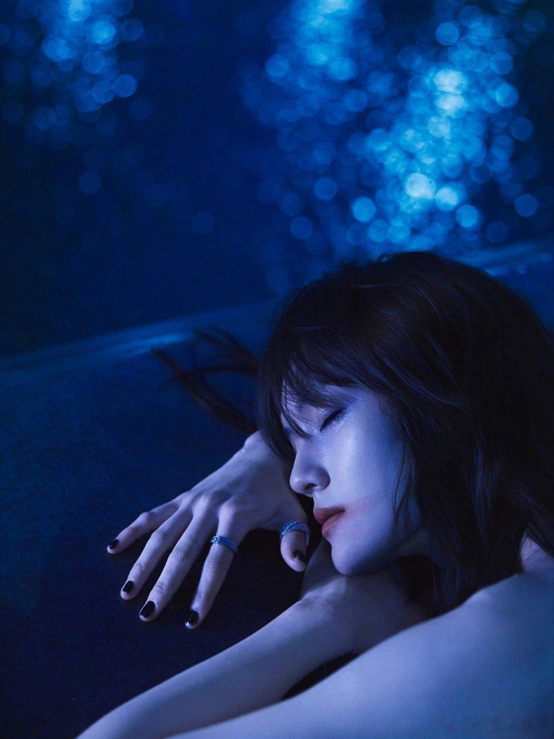 文淇上影红毯好迷人 上影红毯抓拍无数绝美瞬间，文淇清冷眉眼极具感染力，没有刻意甜