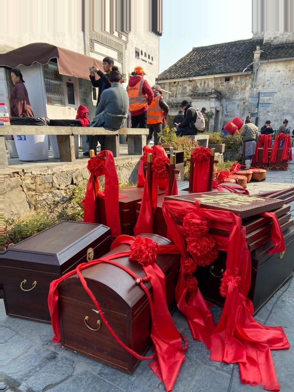 杨紫在《家业》中李桢大婚时的彩礼相当可观，由此可见在当时应该属于家境殷实的人家了