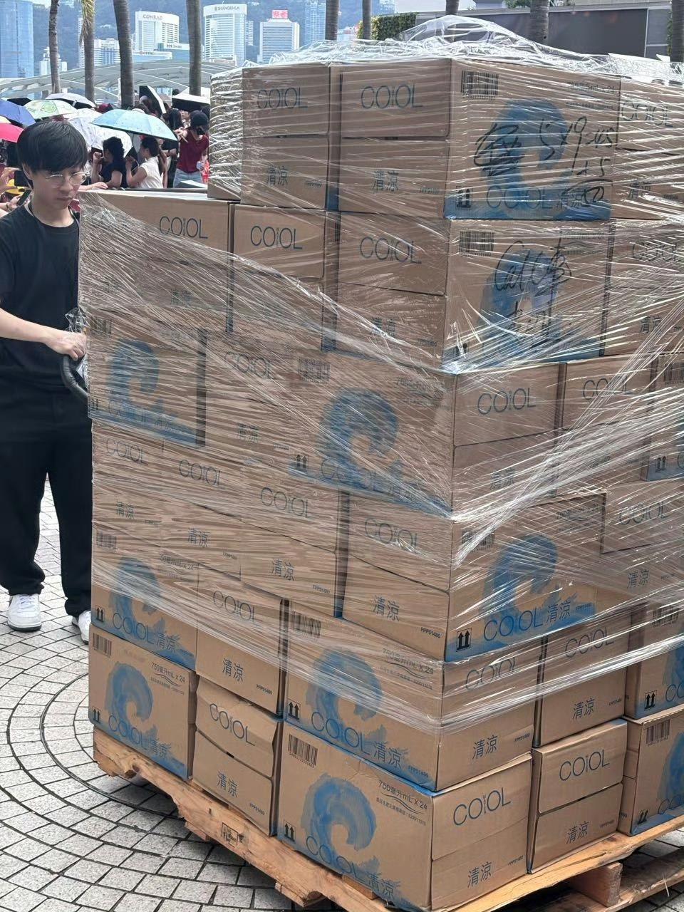 8月19号

香港ysl活动现场！
又有100箱水抵达现场，小推车已经不够用了需