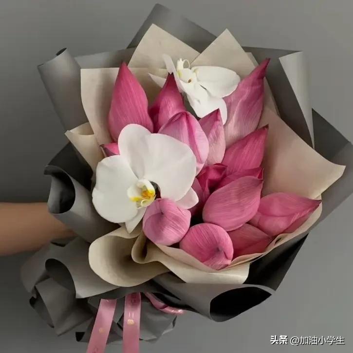 最近中考，高考，很多家长都给孩子各种仪式感，最多的就是在考场外等着送花，还有显眼