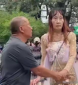 只看背影一朵花，个人感觉什么年纪应该穿着合适的衣服，不然看不得啊！你们觉得这样穿