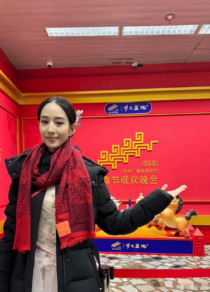 张钧甯回应首登春晚张钧甯回应首登春晚，后台合照好多哈哈，妈妈你美，表现很好，太激