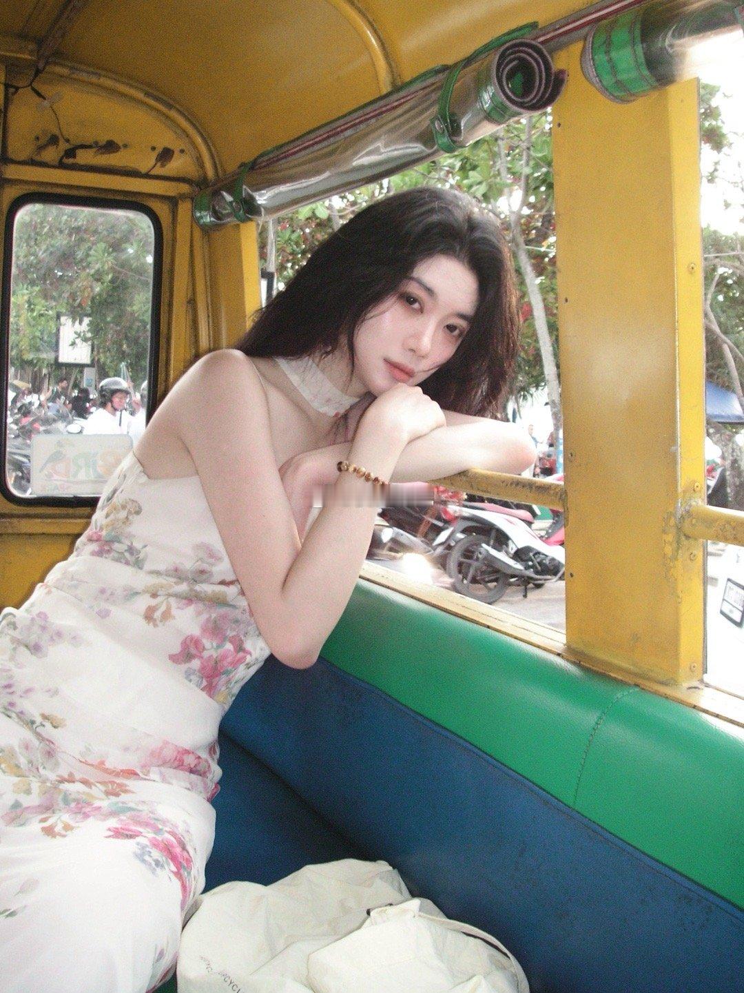 左扭一下右扭一下玫红小车不出片就换彩色小车 