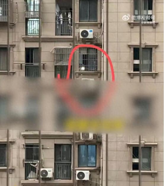 长沙一名独居女孩，晚上只是在家里开着台灯，没想到竟然遭到了对面楼栋邻居的投诉。