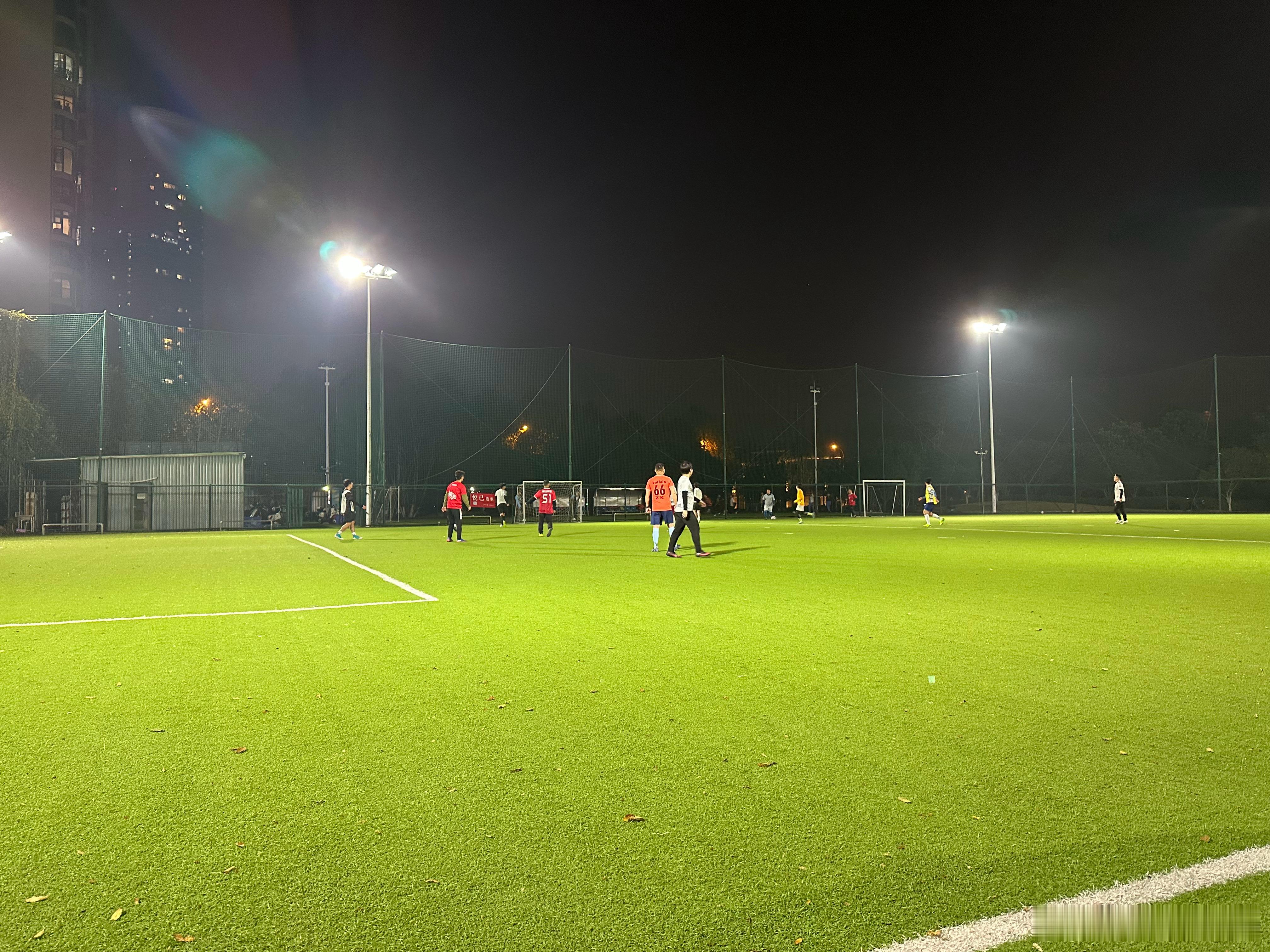 惨了，和弗王一样内收肌拉到了。 长沙·梅溪湖篮球公园