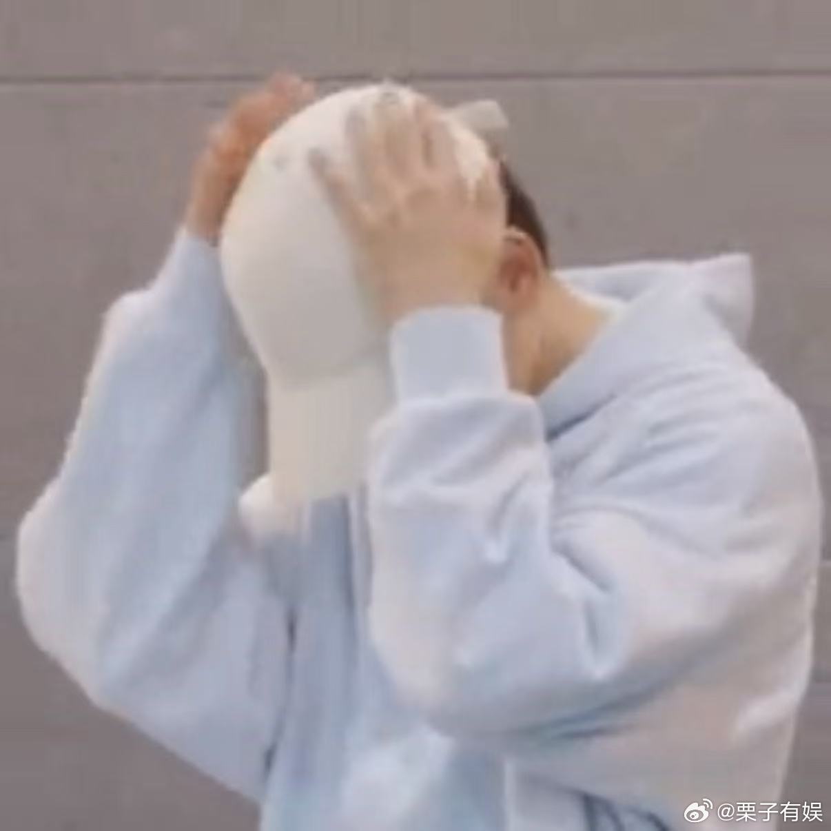 张杰拍拍脑袋张杰烦恼走开张杰拍拍脑袋，拍拍脑袋，