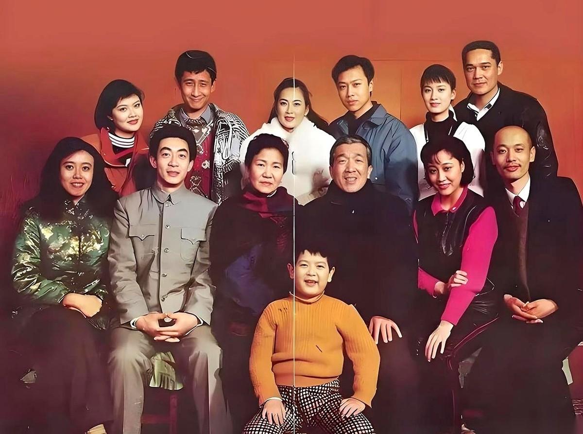 三十多年前的国产老电影《过年》，留下了一张堪称“绝版”的全家福。
这根本不是一张