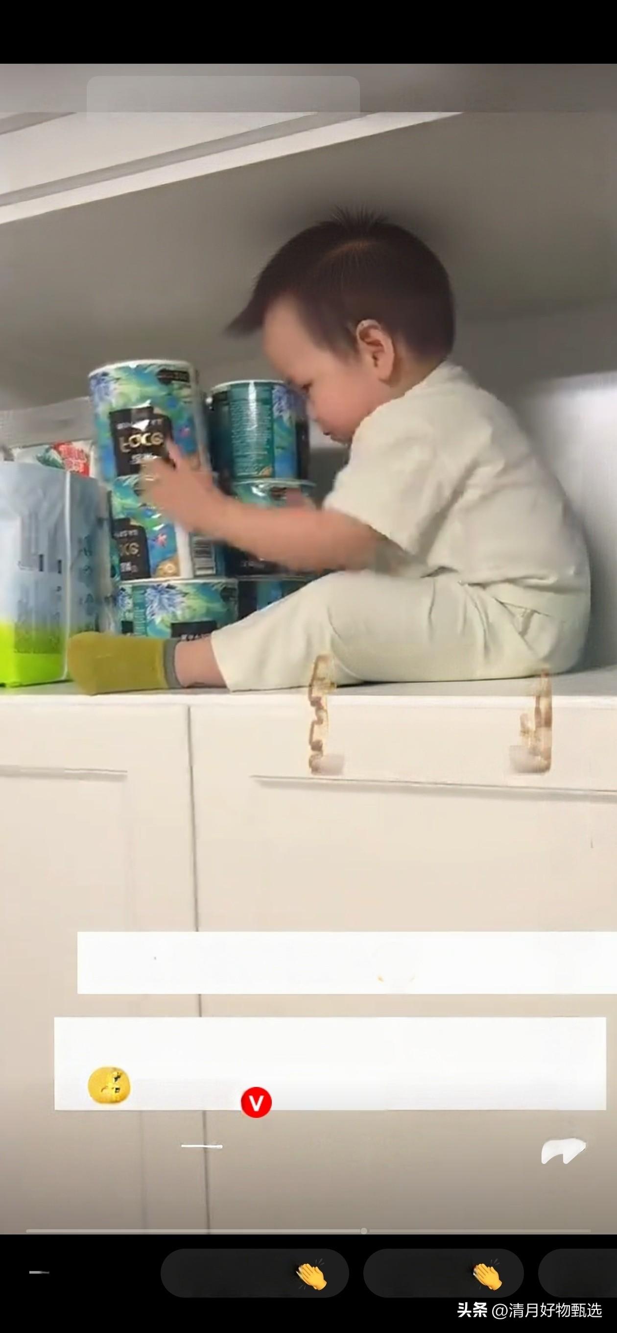 萌化了！宝宝乖乖坐柜子里，配合爸爸摆纸巾。

这画面，简直让人心都要化了——一个