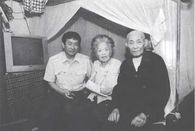 1997年，82岁的邱云老人迎娶了第三任老婆。然而，洞房之夜，得知妻子的真实姓名