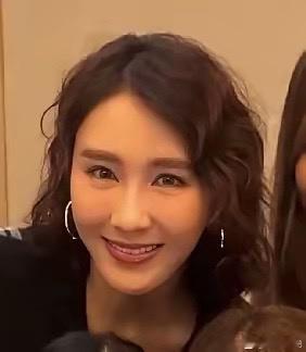 黎姿这个年纪了还能有这么好的状态，真是令人羡慕！黎姿参加香港名媛聚会，她55岁，