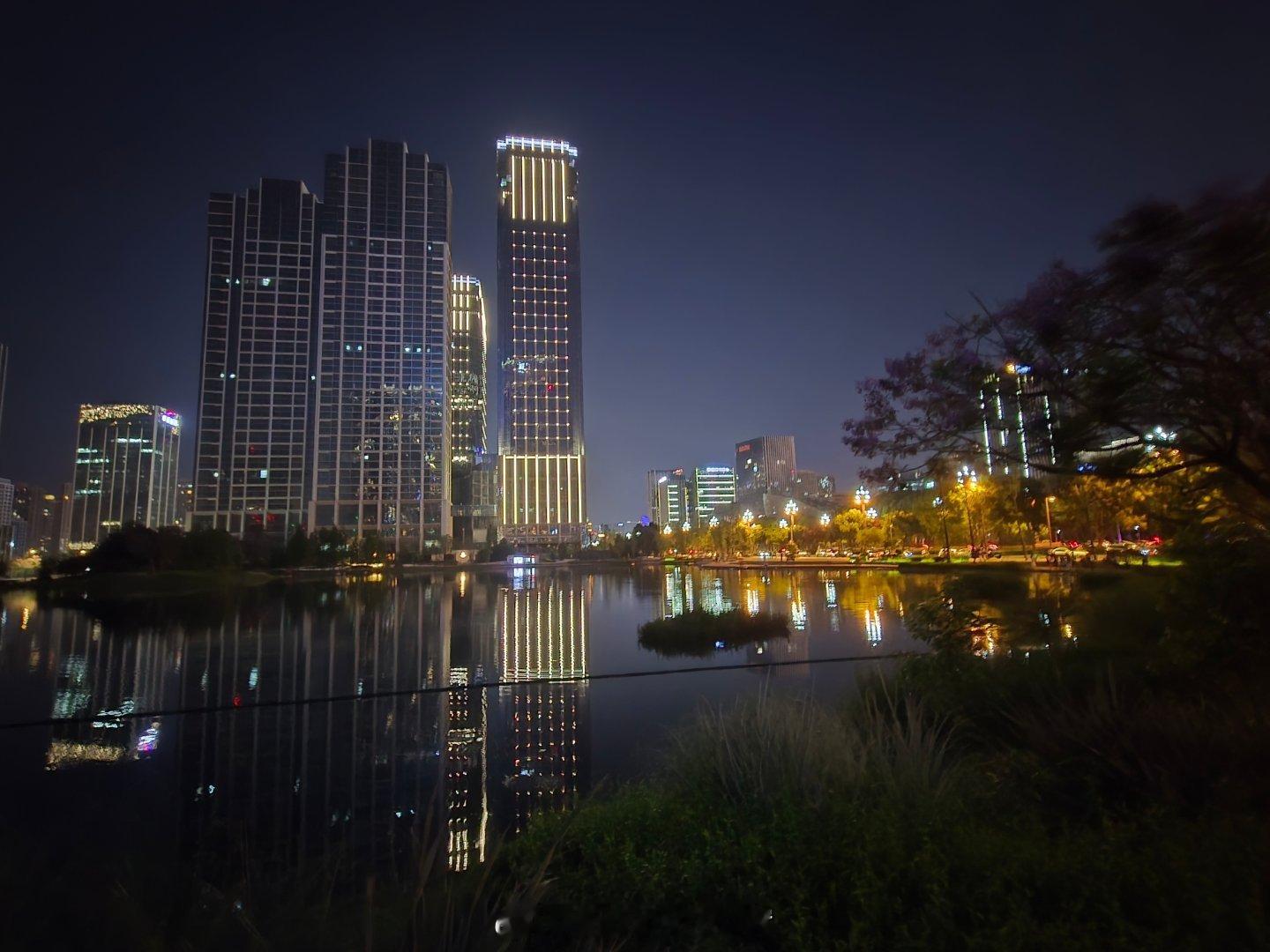 成都街拍我被成都的夜晚迷住了公园城市幸福成都记录美好生活手机摄影爱好者夜晚的成都
