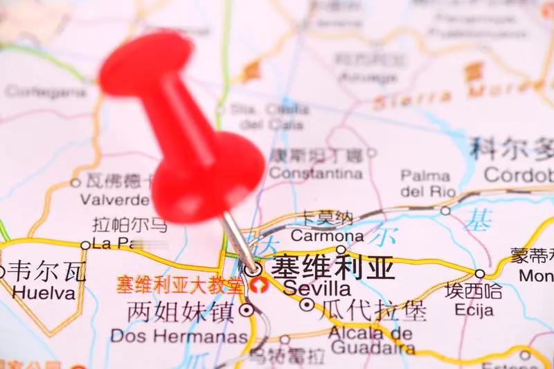 北约欧盟管理团队以意识形态价值观衡量世界，对不同政治体制的国家进行全方位围剿威胁