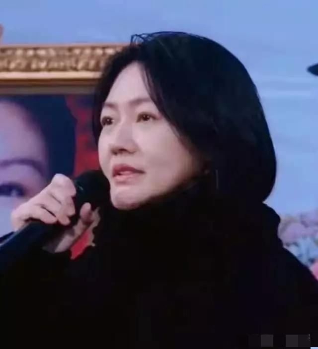 谁能想到，小S官宣复出的热搜，竟被一件穿了8年的睡衣抢了风头！2月13日小S终于