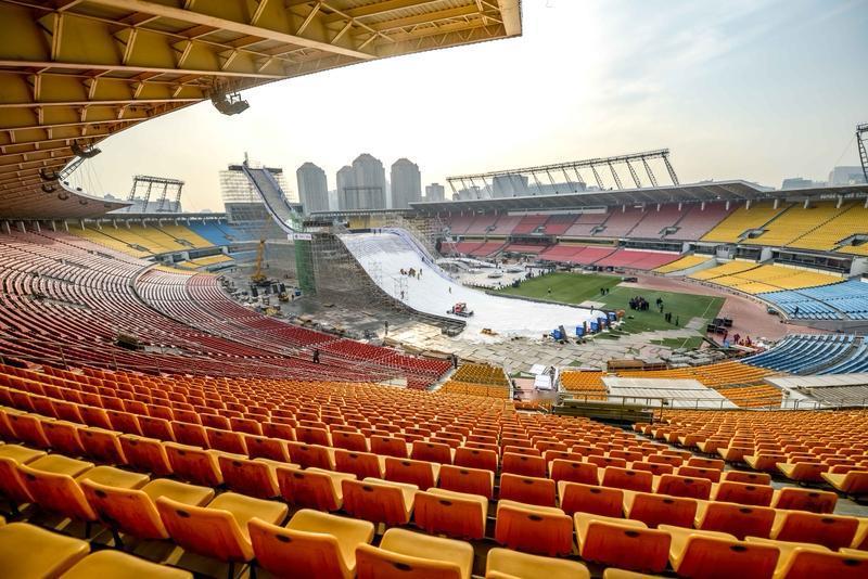 苏翊鸣成了中国单板滑雪首位双金王，这简直太牛啦！就说在比赛场上那表现，完全是实力