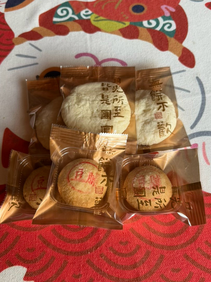 孝心牌安全食品，女儿制作的豆脯和白香饼。不确定因素太多，好长一段时间了，尽可能不