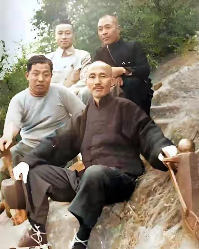 1936年，张学良活捉蒋介石前的合影，注意看两人表情，已貌神合离 