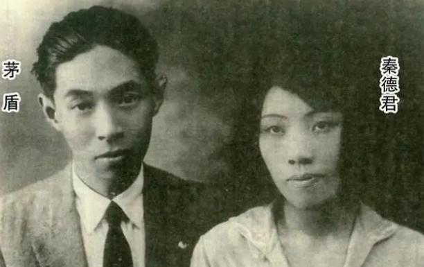 1928年，32岁的茅盾出轨23岁的女学生秦德君。不久秦德君便怀了孕，茅盾为难地