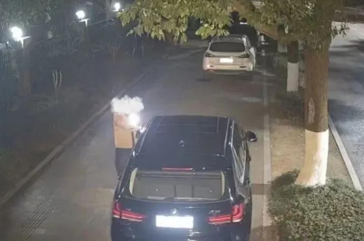 万万没想到！一对父子竟在比赛贴涉黄小卡片。贴得多，赚得多，俩人还互相较劲，结果一