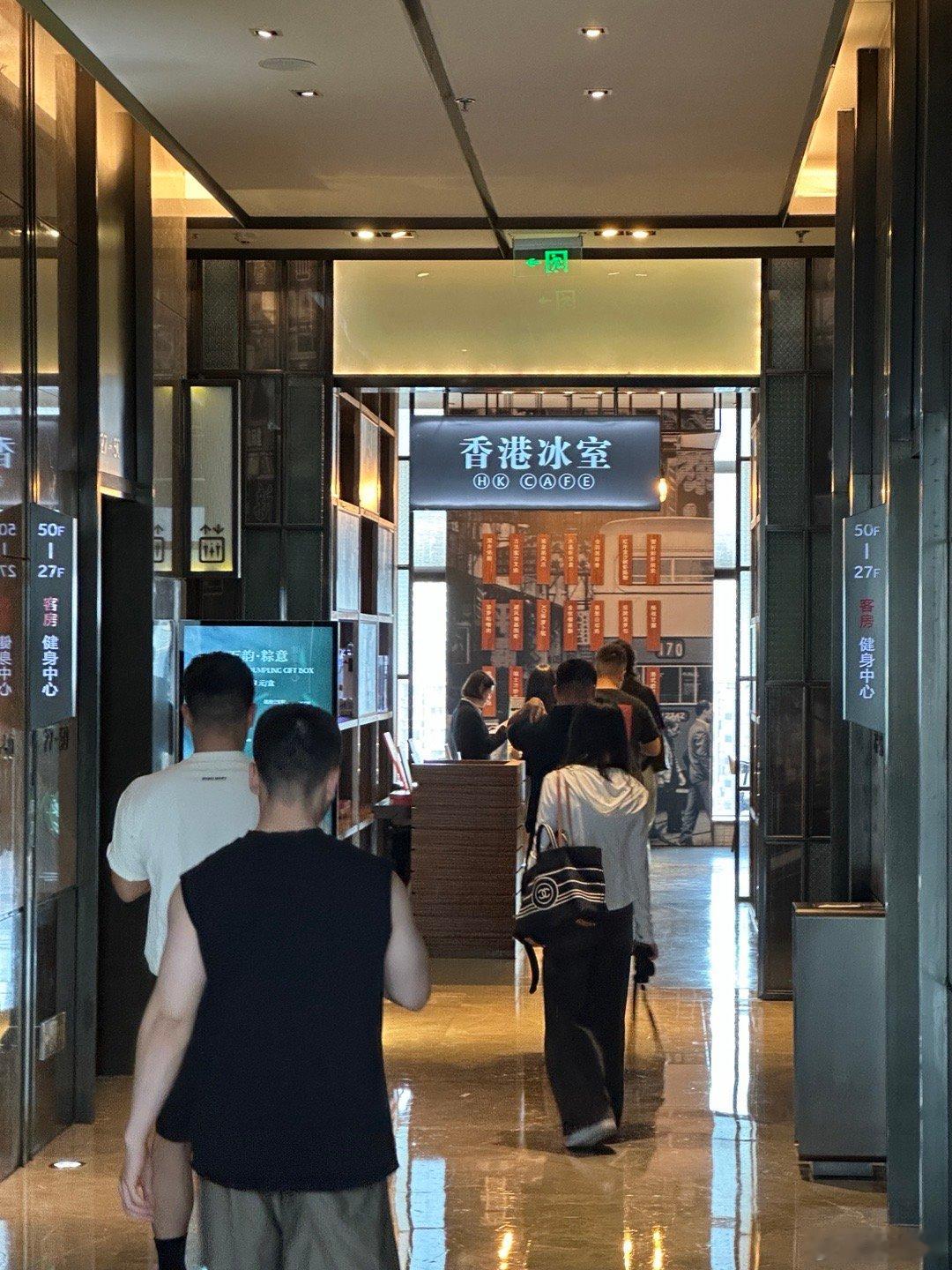 好多年轻人排着队，五点半一开门就鱼贯而入这家“香港冰室”，很好吃的吗？还是有什么