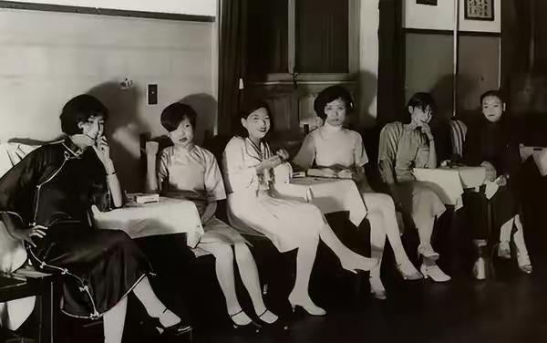 1949年，毛主席在北京街头，意外碰到一个老鸦，正在逼良为娼。毛主席义愤填膺，出