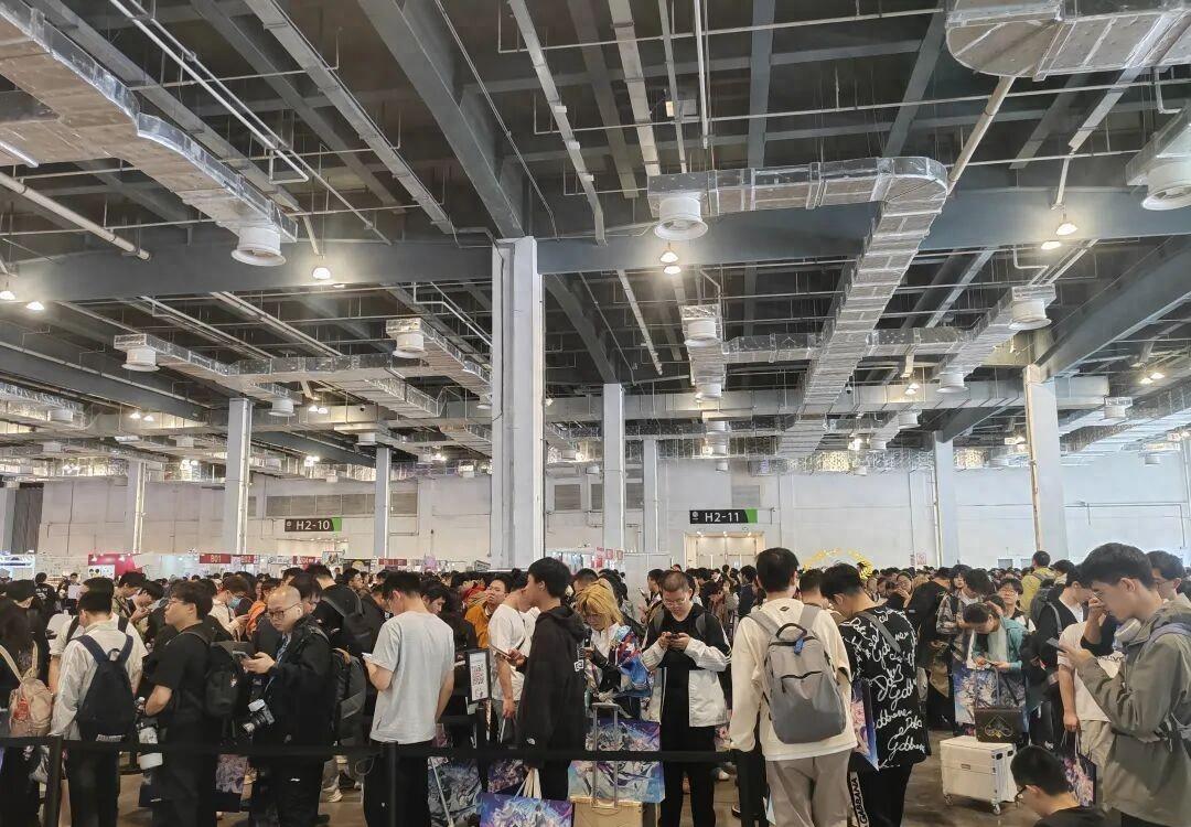 一，人挤人到插不进脚；
二，官方摊位没人排队；
三，玩家自己搭台玩疯了。

在星