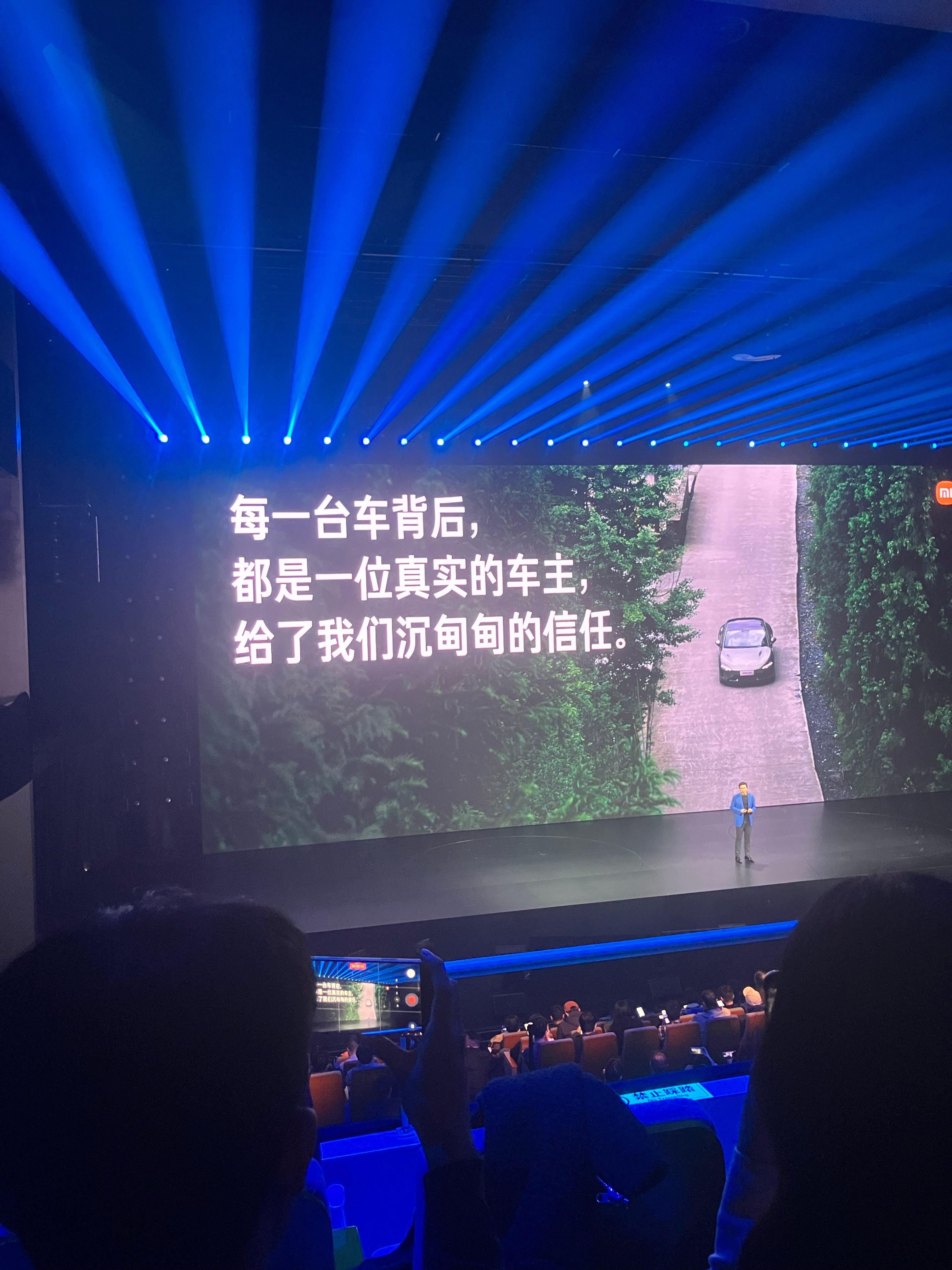 雷军称新SU7门把手完全符合新国标新SU7刚刚发布了，明显的可以看出来雷总对于安