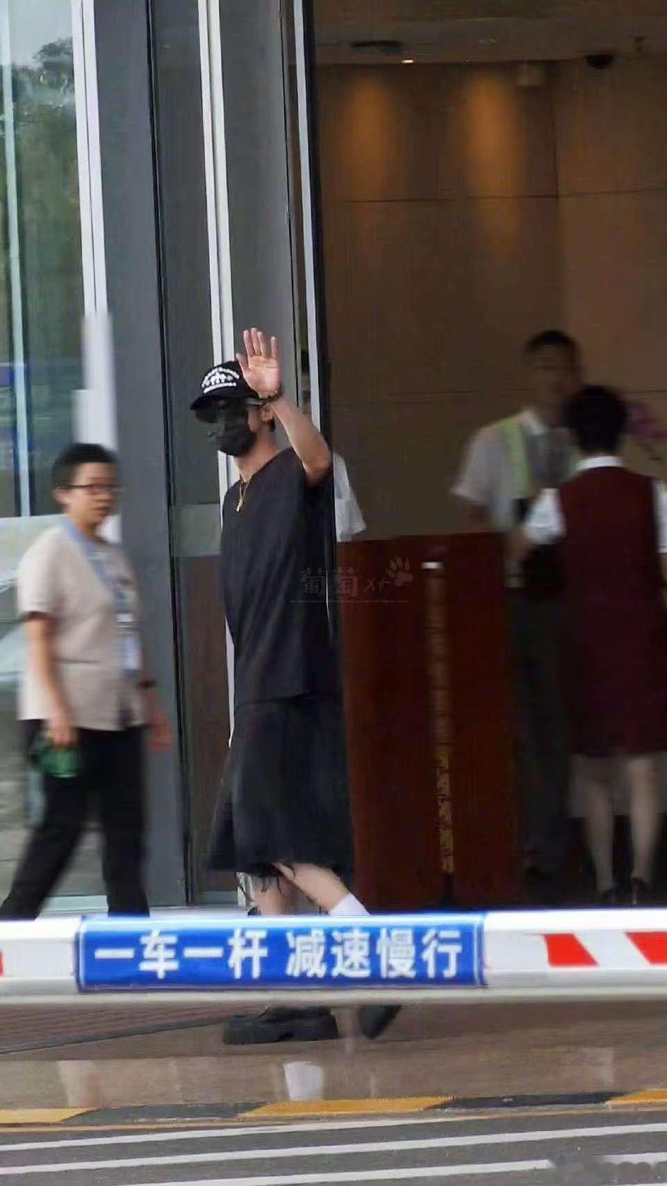 檀健次黑色look檀健次潮男穿搭檀健次黑色look，帅啊，[点赞][点赞][点赞