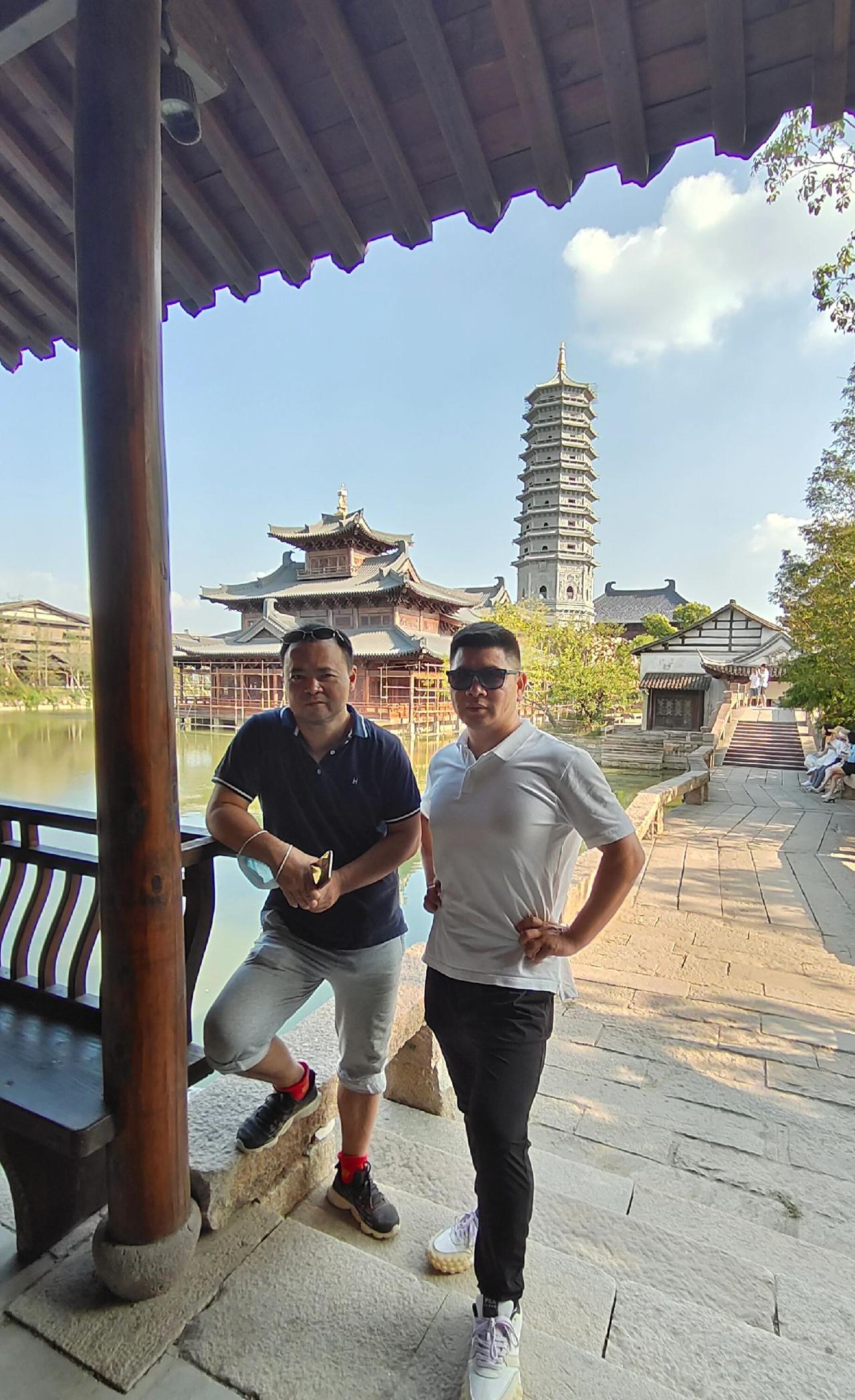 江南水乡·濮院古镇。据传南宋期间有位濮驸马，其人某日乘船赴宋都临安城，途经梅泾，