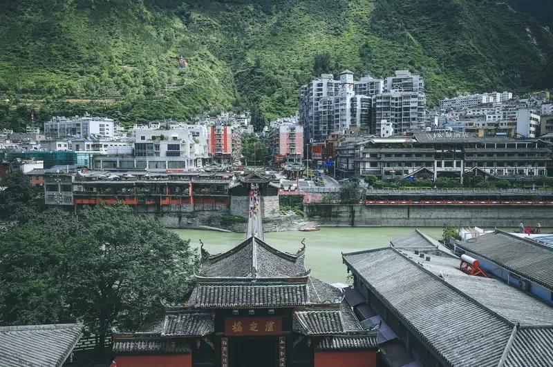 驻足泸定桥当场落泪，女子一句发问，道尽我辈与先烈的差距
 
五一期间，四川泸定桥