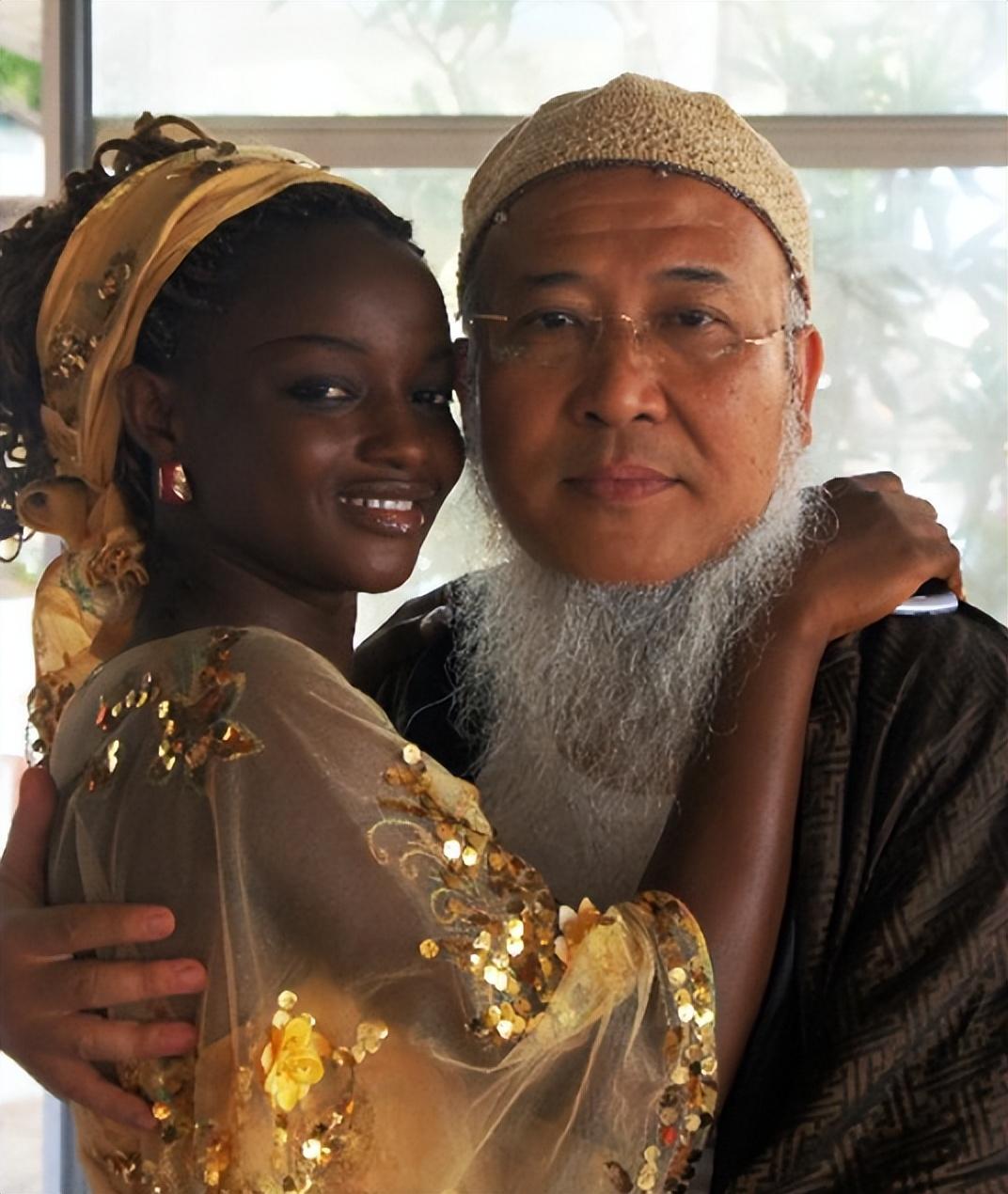 2011年，53岁的画家杨彦花4000万娶了24岁的非洲女孩。但7年后杨彦对她说