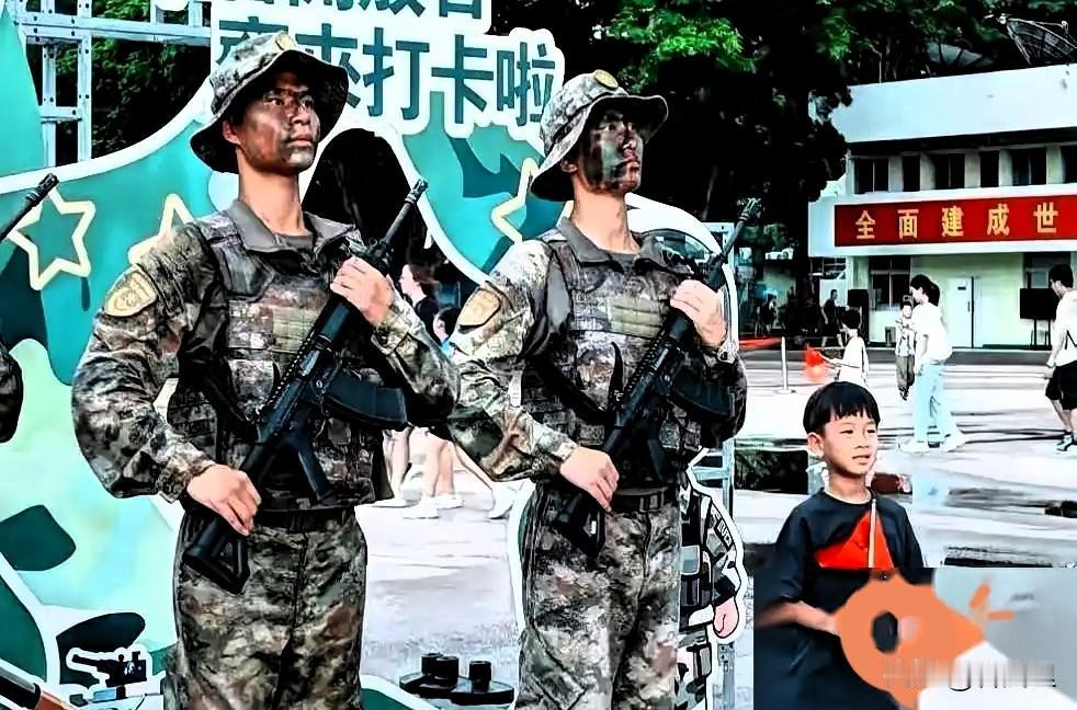 香港回归快28年了，七百多万人口，到现在还没法在香港本地报名参军。
 
这事儿很