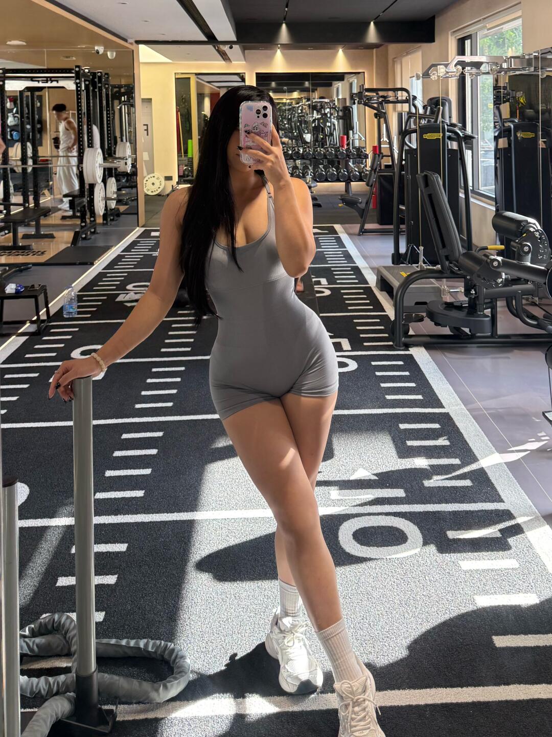 健身馆里的夏日辣妹