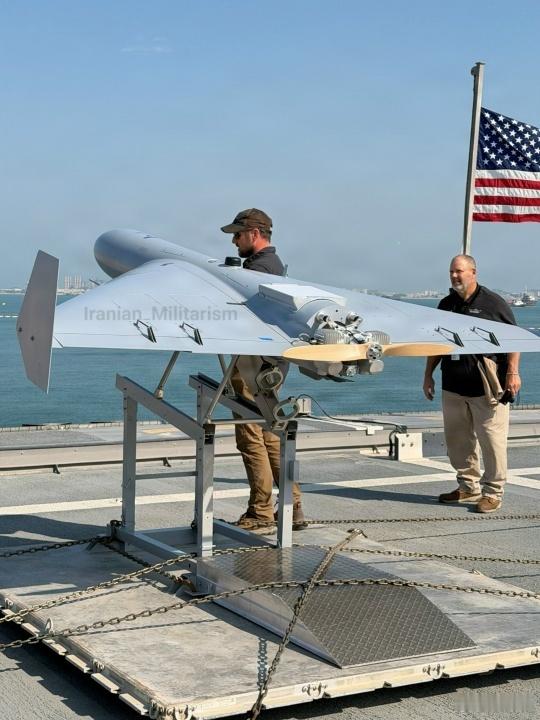 美国海军圣巴巴拉号驱逐舰在穿越波斯湾期间发射仿制的类似于沙赫德-136自杀式无人