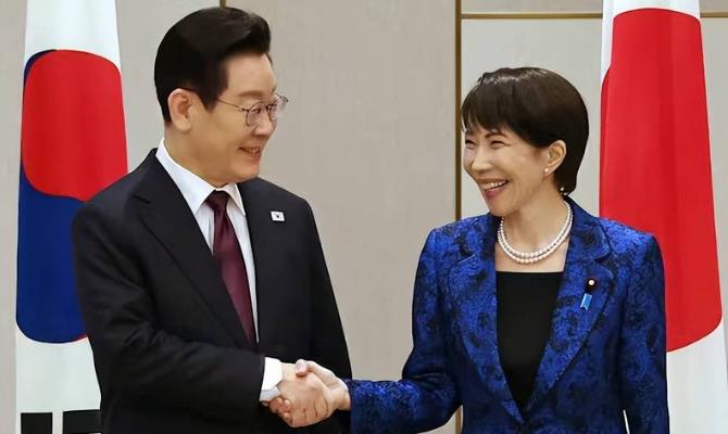 日韩两国，前脚还在为历史旧账争得面红耳赤，后脚这俩国家的防长就在首尔勾肩搭背了。